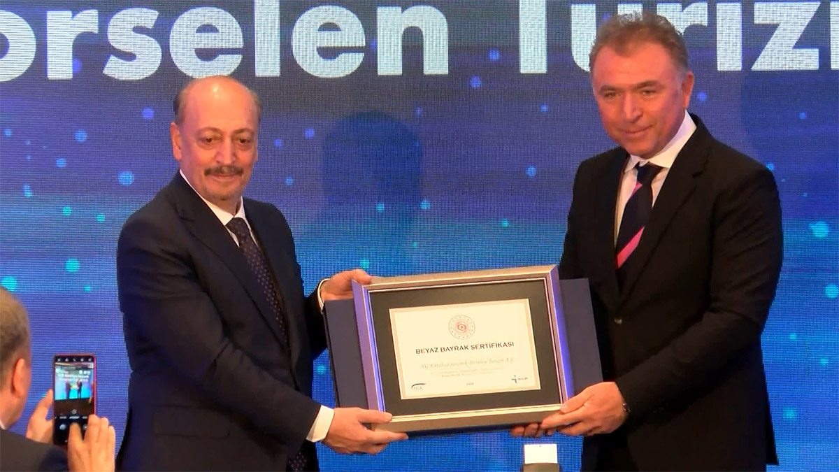 Çalışma ve Sosyal Güvenlik Bakanı Vedat Bilgin, Beyaz Bayrak Ödül törenine katıldı. Törene, Türk-İş Genel Başkanı Ergün Atalay ve İŞKUR temsilcileri de katıldı.