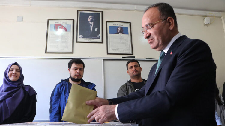 Bekir Bozdağ oyunu kullandı