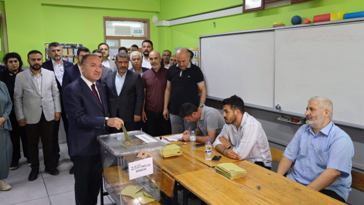 Bekir Bozdağ oyunu Şanlıurfa'da kullandı