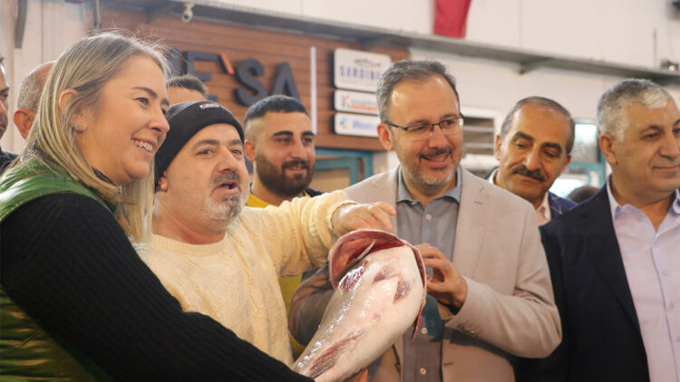 Bakan Kasapoğlu İzmir Buca Balık Hali'ni ziyaret etti