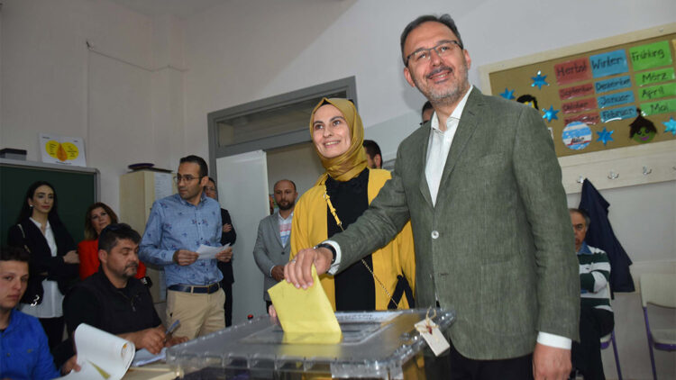 Muharrem Kasapoğlu İzmir'de oyunu kullandı