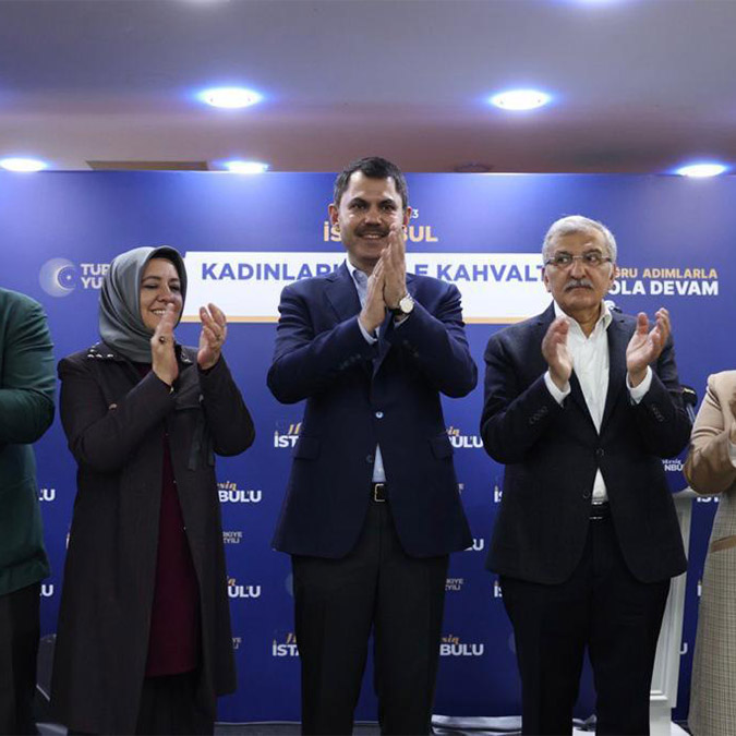 Çevre Şehircilik ve İklim Değişikliği Bakanı ve İstanbul 1’inci Bölge Milletvekili Adayı Murat Kurum, “21 yılda, hem çalışma hem aile hayatında kadınlara her zaman destek olduk. İstihdamda kadın sayısını 6 milyondan 11 milyona çıkardık. Ev hanımlarımıza emeklilik hakkı getireceğiz. Emekli olmak isteyen ev hanımlarının primlerinin üçte birini biz karşılayacağız” dedi.