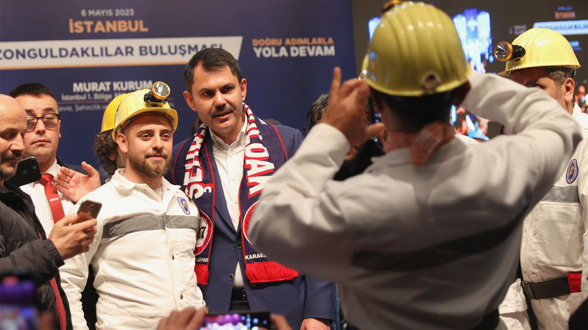 Pendik'te Yunus Emre Kültür Merkezi'nde Zonguldaklılar ile buluşan Çevre, Şehircilik ve İklim Değişikliği Bakanı ve İstanbul 1. Bölge Milletvekili Adayı Murat Kurum Zonguldak'ımızda İller Bankası aracılığıyla altyapıda yatırım tutarı 2.1 milyar lira olan 162 projemizi bitirdik. Yine şehrimizde yeşil alan miktarını artırıyoruz, toplam büyüklüğü 260 bin metrekare olan 5 millet bahçesini sizlere kazandırıyoruz" dedi.