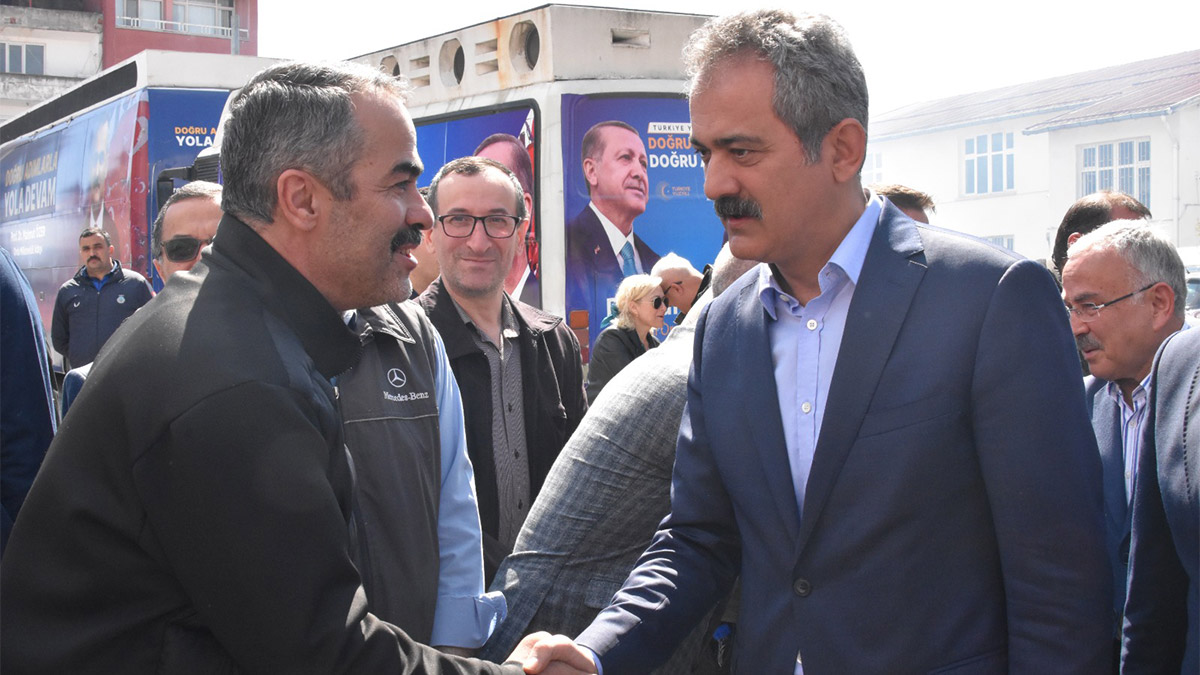 Milli Eğitim Bakanı Mahmut Özer, "İngiliz The Economist gazetesi, 'Erdoğan gitmelidir' diye başlık atıyor. Niye? Türkiye'nin, milletin iradesinin ne olduğunu İngiliz The Economist gazetesi mi belirleyecek? Hayır, sizler. Millet iradesi sandıkta tecelli edecek" dedi.