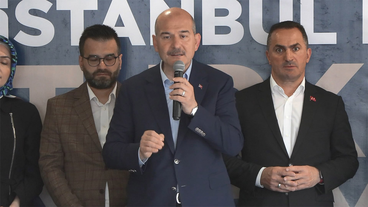 İçişleri Bakanı Süleyman Soylu, Kağıthane AK Parti İlçe teşkilatını ziyaret etti. Bakan Soylu, "Bu 11 gün boyunca çok çalışacağız, çok gayret göstereceğiz, çok mücadele edeceğiz" dedi.