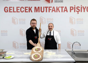 Bakan Varank, cantık hamuru açıp, süt helvası yaptı