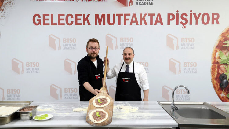 Bakan Varank, cantık hamuru açıp, süt helvası yaptı