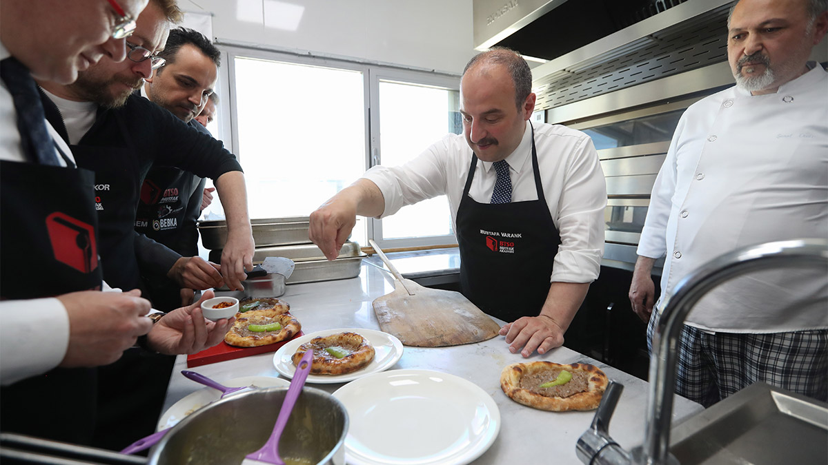 Bakan Varank, cantık hamuru açıp, süt helvası yaptı