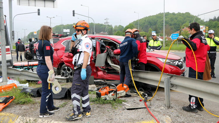 Bolu'da savrulan cipe bariyer saplandı; 1 ölü 1 yaralı