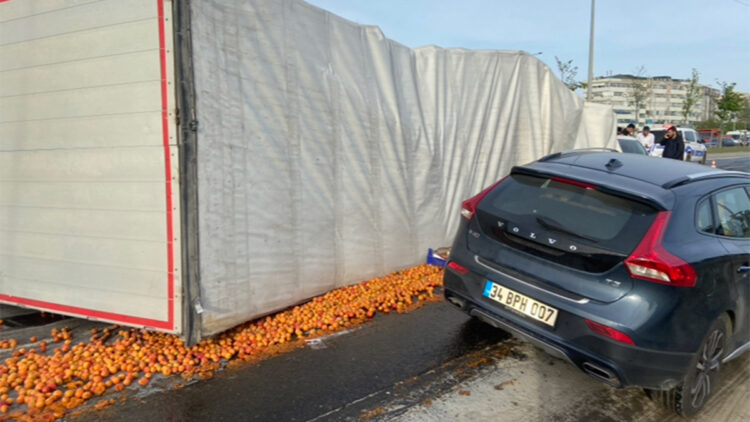 Başakşehir'de meyve yüklü TIR otomobilin üzerinde devrildi