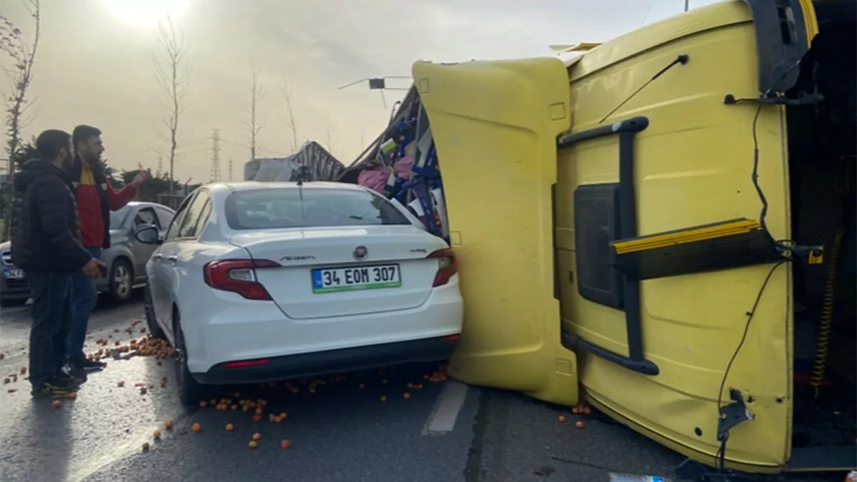 Başakşehir'de meyve yüklü tir otomobilin üzerinde devrildi