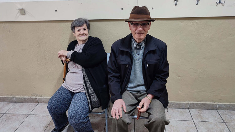 Yaşlılar bastonları ile oy kullandılar