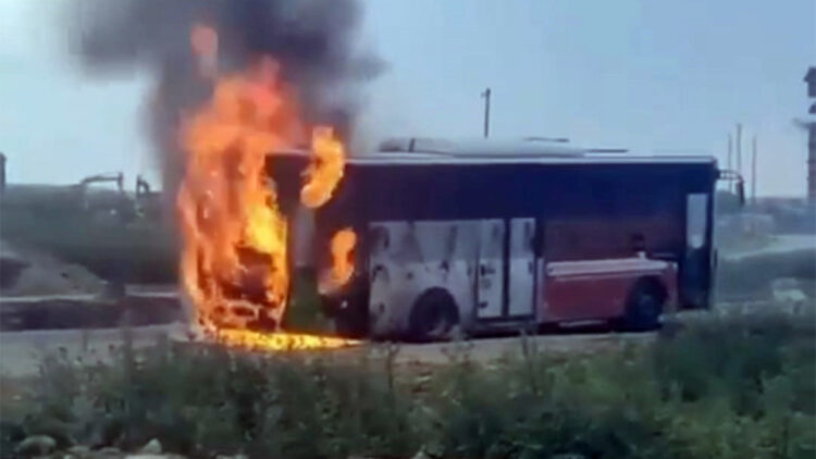 Batman'da alev alan belediye otobüsü kullanılamaz hale geldi