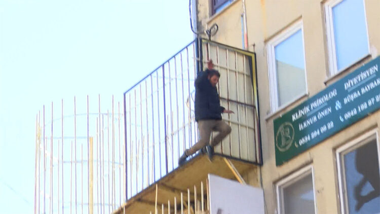 İşyerinin tentesine atlayan adam yaralandı