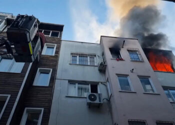 Beyoğlu'nda 4 katlı binada yangın çıktı
