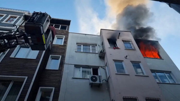 Beyoğlu'nda 4 katlı binada yangın çıktı
