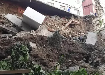 Beyoğlu'nda istinat duvarı çöktü, 3 bina mühürlendi