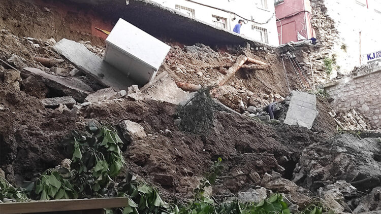 Beyoğlu'nda istinat duvarı çöktü, 3 bina mühürlendi