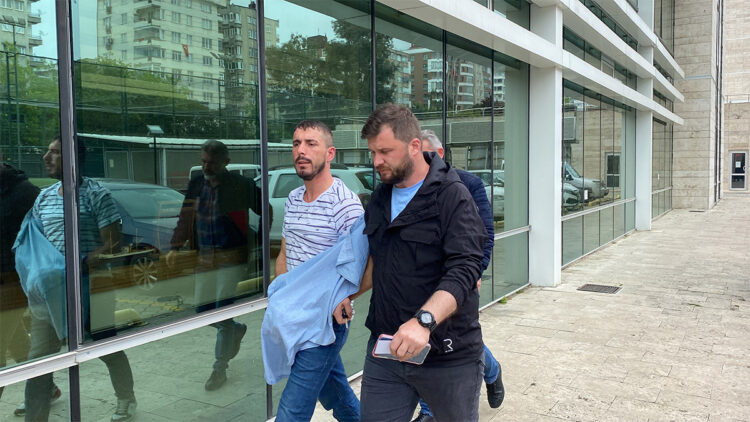 Müşterisini satırla yaralayan kasap yakalandı