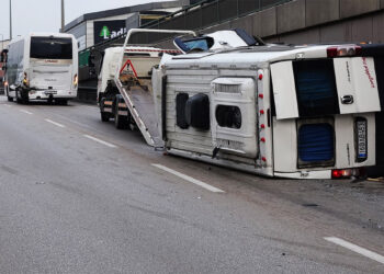 Minibüs midibüse ve bariyerlere çarpıp devrildi