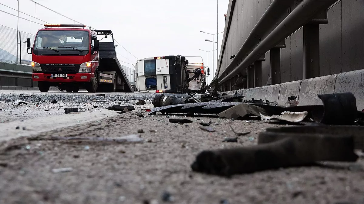 Minibüs midibüse ve bariyerlere çarpıp devrildi