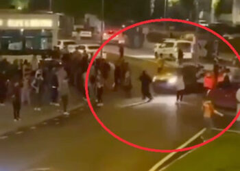 Otomobil kutlama yapan Galatasaray taraftarlarının arasına daldı