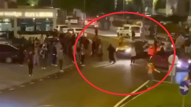 Otomobil kutlama yapan Galatasaray taraftarlarının arasına daldı