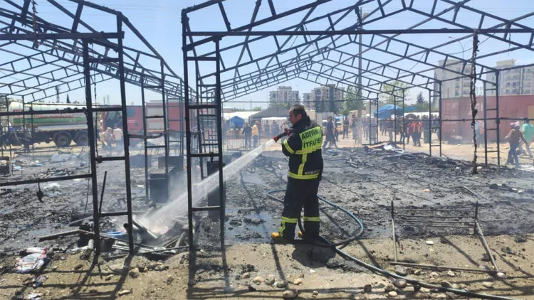 Çadır kentte eğitim için kullanılan 3 çadır yandı