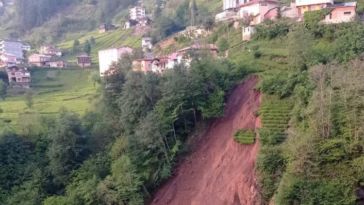 Çay bahçesinde heyelan kamerada