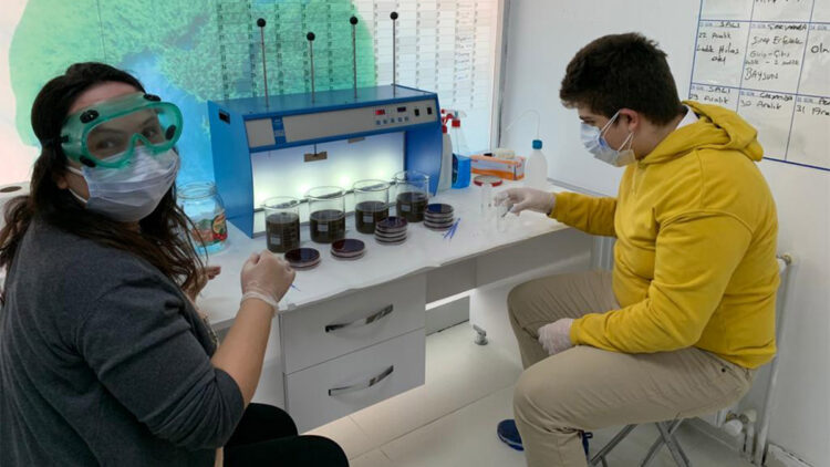 Çevre dostu projeleriyle ödüller alan liseli dünyaya açılıyor