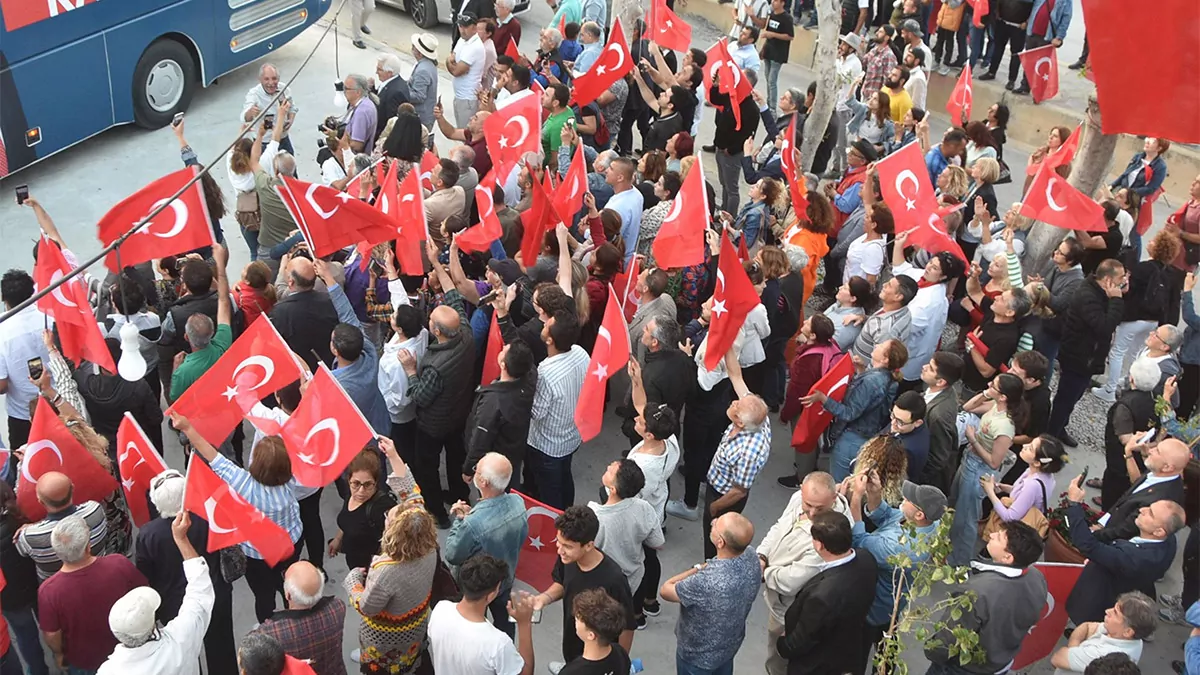 Cumhuriyet halk partisi (chp) manisa milletvekili ve grup başkanvekili özgür özel, "her kim ki abdullah öcalan'ı serbest bırakmayı aklından geçirmektedir, allah onun bin kere belasını versin" dedi.