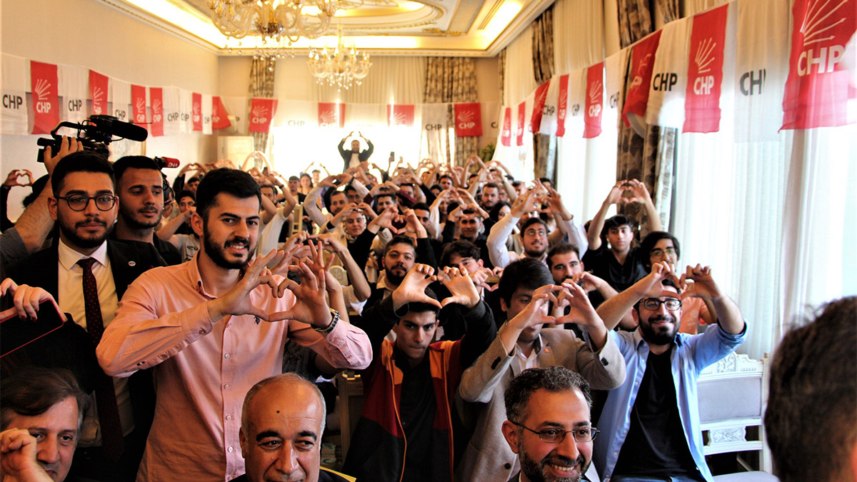 CHP Grup Başkanvekili Özgür Özel iktidarın her fırsatta CHP'ye iftira attığını ve hakaret ettiğini fakat bu söylemlerin yersiz olduğunu belirterek, “Adalet ve Kalkınma Partisi’nin bir kolunda Devlet Bahçeli ve MHP, bir kolunda Büyük Birlik Partisi var ama listelerinde, içlerinde, böğründe ve koynunda Hizbullah partisi vardır. HÜDA PAR'ın genel başkanı Hizbullah davasının avukatıdır” dedi.