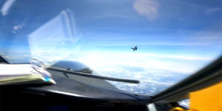 Çin savaş uçağı, ABD keşif uçağını engelledi