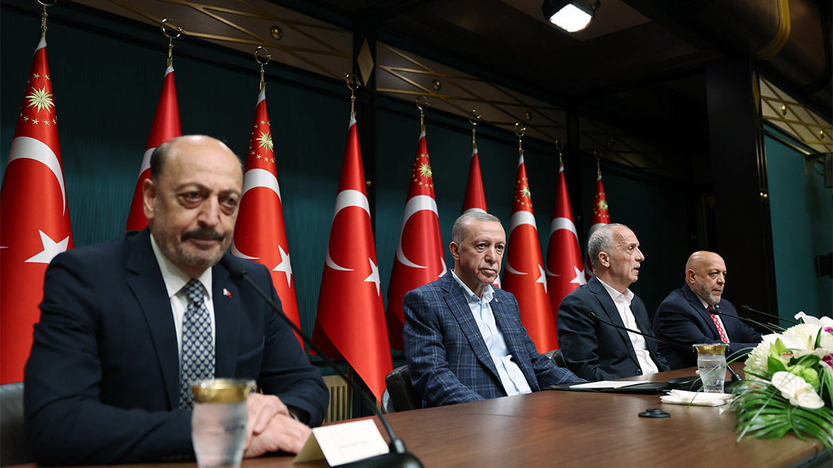 Cumhurbaşkanı Recep Tayyip Erdoğan, 700 bin kamu işçisine yapılacak zam oranını açıklayarak, "Refah payı dahil ücretlerde yüzde 45 zam yapıyoruz. Böylece en düşük kamu işçisi ücretini de 15 bin liraya çıkarıyoruz" dedi.