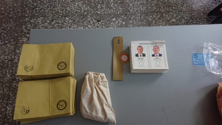 Tüm yurtta oy kullanma işlemi başladı