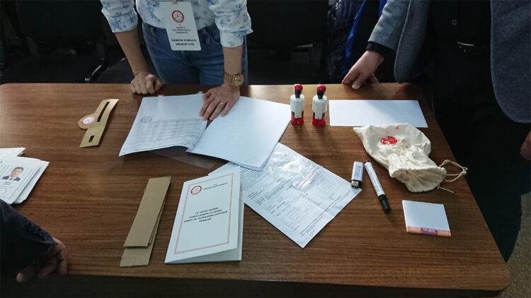 Oy kullanma işlemi saat 08.00 itibariyle başladı