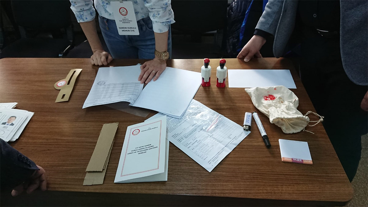 Yüksek Seçim Kurulu (YSK), ön yüzünde arkaya vurulan mühür lekesi yer alan cumhurbaşkanı oy pusulalarının, 298 sayılı Kanun'un 98 ve 101'inci maddeleri kapsamında geçerli sayılacağını bildirdi.