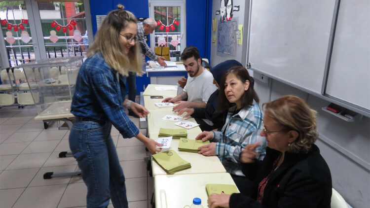 Görevliler, sandık yemini ederek göreve başladı