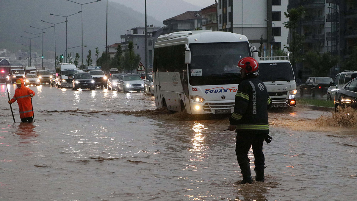 Denizli'de sağanak yağış nedeniyle mazgallar tıkanınca karayolunun bazı kısımlarında su birikintisi nedeniyle trafik akışında aksamalar yaşandı.