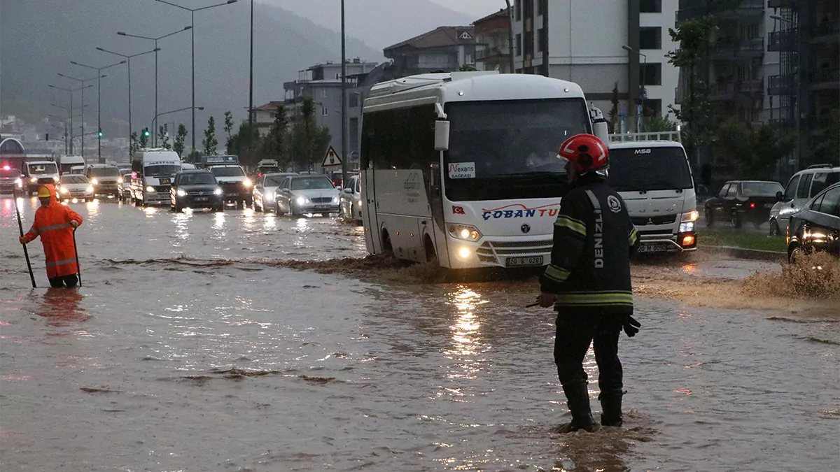 Denizli'de sağanak yağış nedeniyle mazgallar tıkanınca karayolunun bazı kısımlarında su birikintisi nedeniyle trafik akışında aksamalar yaşandı.