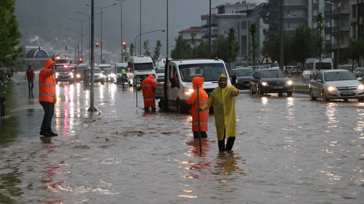 Denizli'de sağanak yağış; Mazgallar tıkandı