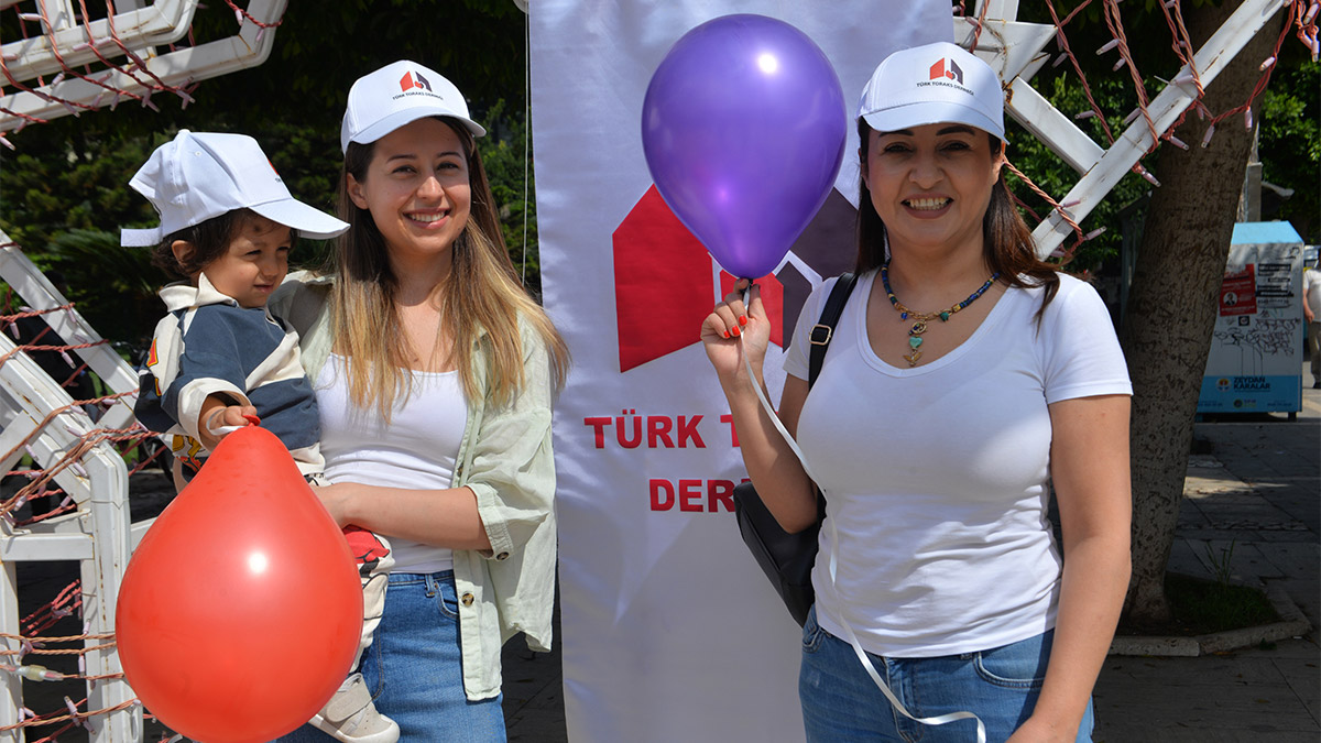 Çukurova Üniversitesi (ÇÜ) Tıp Fakültesi Balcalı Hastanesi Göğüs Hastalıkları Ana Bilim Dalı Öğretim Üyesi ve Başhekim Yardımcısı, Türk Toraks Derneği Çukurova Şube Başkanı Prof. Dr. Ezgi Özyılmaz, depremin ardından yıkım ve hafriyat kaynaklı oluşan yoğun toz nedeniyle, astımlı hastalarda görülen atakların yüzde 20 oranında arttığını söyledi.  