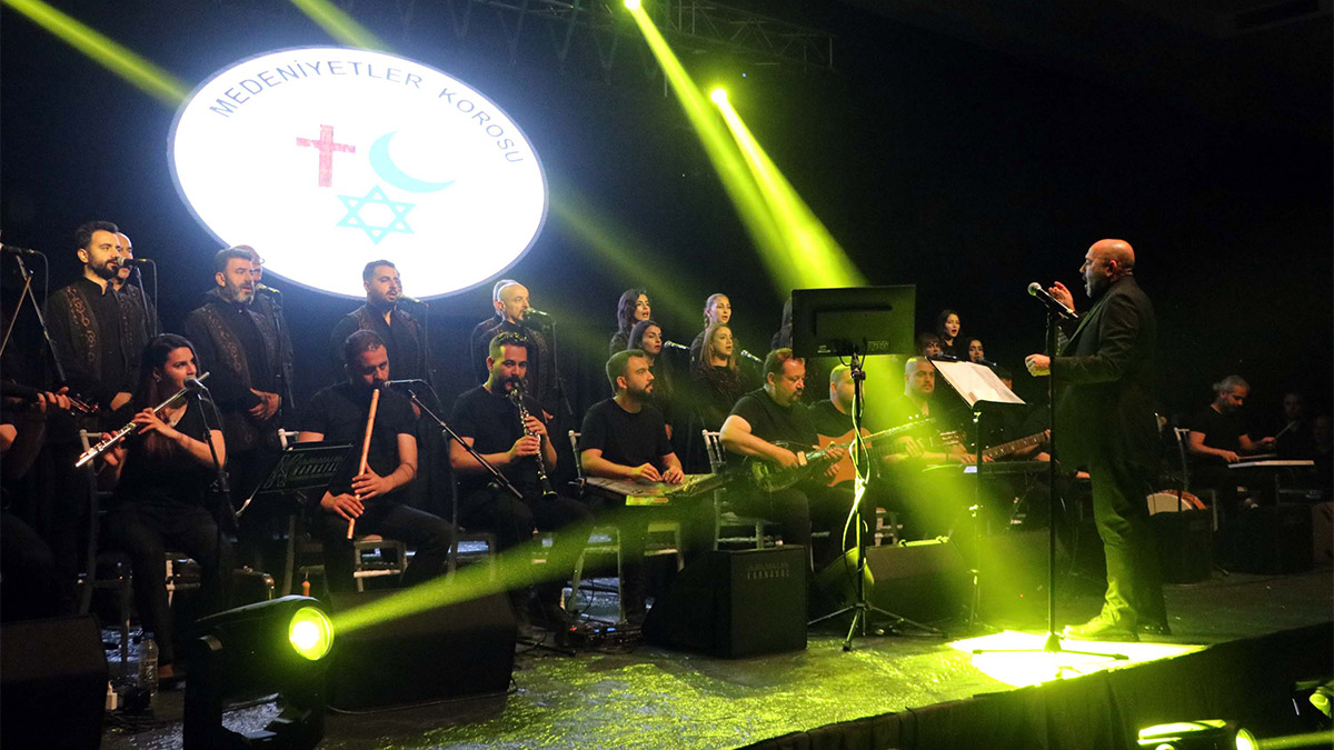 Kahramanmaraş merkezli depremlerde 7 üyesini kaybeden Antakya Medeniyetler Korosu Gaziantep’te sahne aldı.