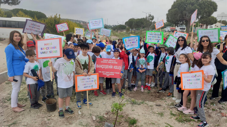 Depremzedeler anısına 100 adet sakız ağacı diktiler