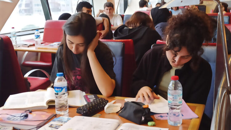 Rauf Bey Yaşam Gemisi'nde 1000 öğrenci YKS'ye çalışıyor