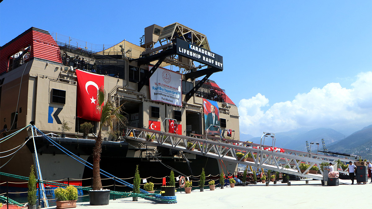 Hatay’ın İskenderun ilçesinde depremzedeler için limana getirilen Karadeniz Lifeship Rauf Bey Yaşam Gemisi'nde 1000 öğrenci, 17-18 Haziran'da yapılacak Yükseköğretim Kurumları Sınavı'na (YKS) çalışıyor.