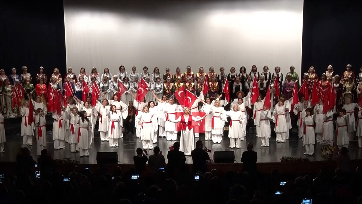 Nilüfer Kadın Korosu depremzedeler için konser verdi