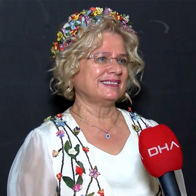 Bursa’da Nilüfer Kadın Korosu Derneği üyeleri, Kahramanmaraş merkezli depremlerden etkilenen 11 ildeki depremzedeler için konser verdi.