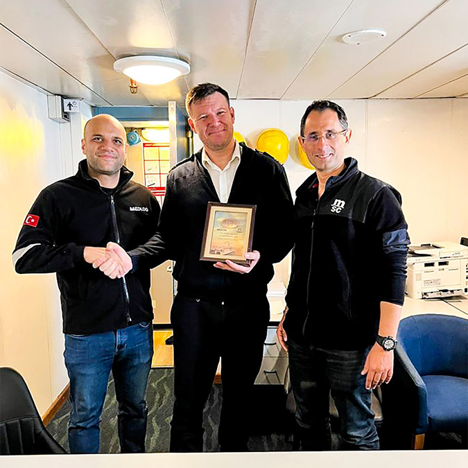 Hatay'ın İskenderun ilçesinde, depremzedelerin yerleştirildiği MSC Aurelia gemisi, görevini tamamladı. Limandan ayrılan 906 yatak kapasiteli Ro-ro gemisinin kaptanı Dumitru Rusu'ya teşekkür plaketi verildi.