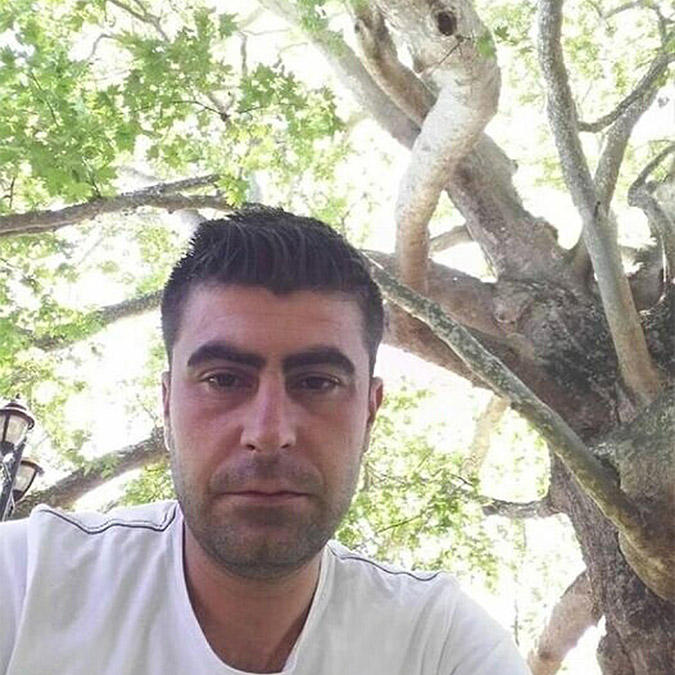 Balıkesir'in Burhaniye ilçesinde, Osman Yordam (36), dere yatağında ölü bulundu. Yordam'ın yanında bulunan motosikletiyle köprüden dereye uçarak hayatını kaybettiği üzerinde duruluyor.